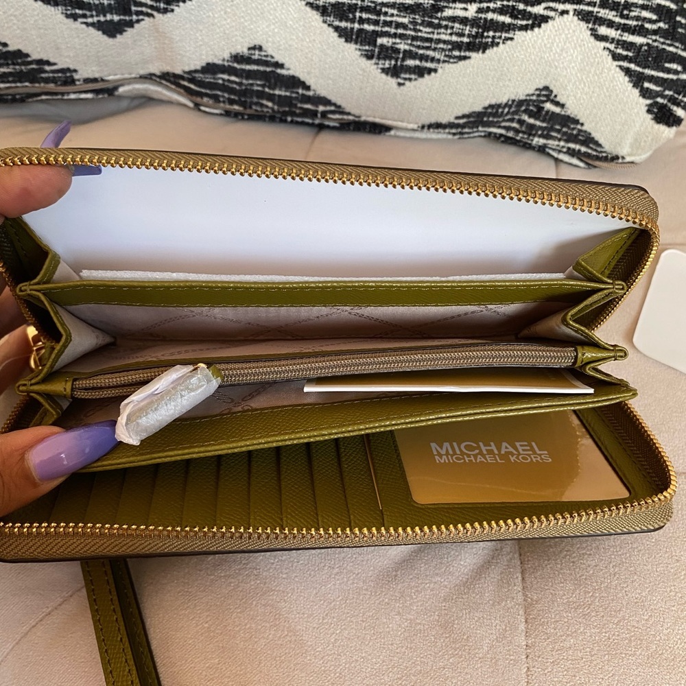 Michael Kors Jet Set Pistachio Green Travel Continental Leather Wallet - Picture 5 of 13